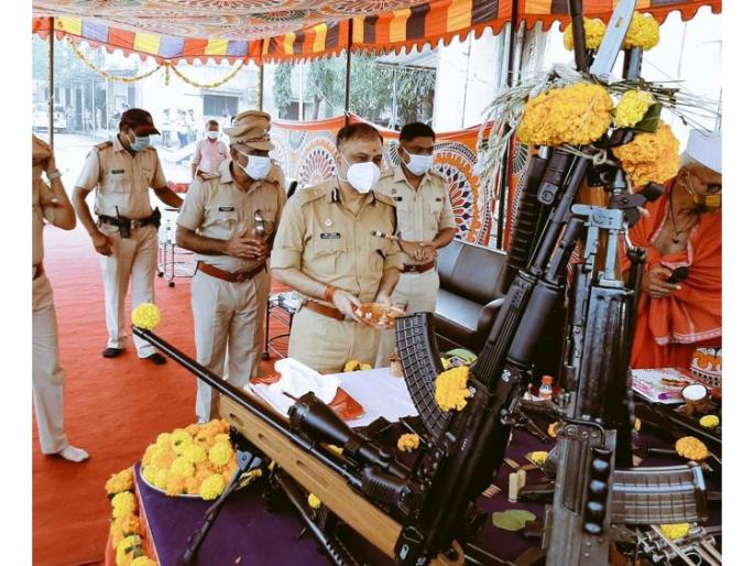In Thane, on the occasion of Vijayadashami, the Commissioner of Police performed Shastra Pujan | ठाण्यात विजयादशमीनिमित्त पोलीस आयुक्तांनी केले शस्त्रपूजन In Thane, on the occasion of Vijayadashami, the Commissioner of Police performed Shastra Pujan | ठाण्यात विजयादशमीनिमित्त पोलीस आयुक्तांनी केले शस्त्रपूजन