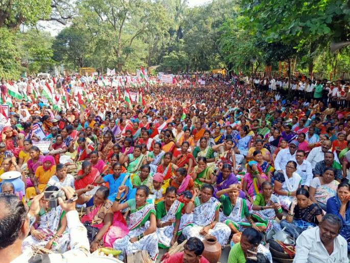 Worker's birhad marcha at Thane collector's office to protest the demolition of houses | घरे तोडल्याच्या निषेधार्थ ठाणे जिल्हाधिकारी कार्यालयावर श्रमजीवीचा बि-हाड मोर्चा Worker's birhad marcha at Thane collector's office to protest the demolition of houses | घरे तोडल्याच्या निषेधार्थ ठाणे जिल्हाधिकारी कार्यालयावर श्रमजीवीचा बि-हाड मोर्चा