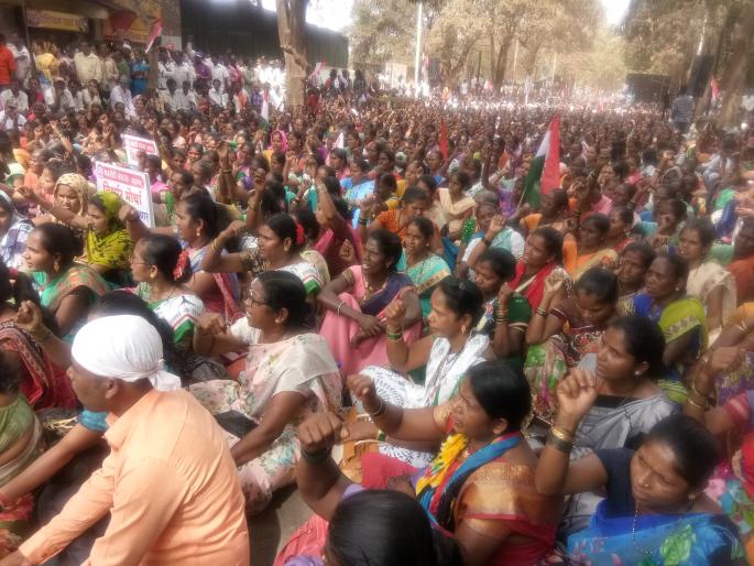 Workers' determination to demand the names of forest land along with residential area | निवासी जागेसह वनपट्टे नावे करण्याच्या मागण्यासाठी ठाणेला श्रमजींवीचा निर्धार मोर्चाे Workers' determination to demand the names of forest land along with residential area | निवासी जागेसह वनपट्टे नावे करण्याच्या मागण्यासाठी ठाणेला श्रमजींवीचा निर्धार मोर्चाे