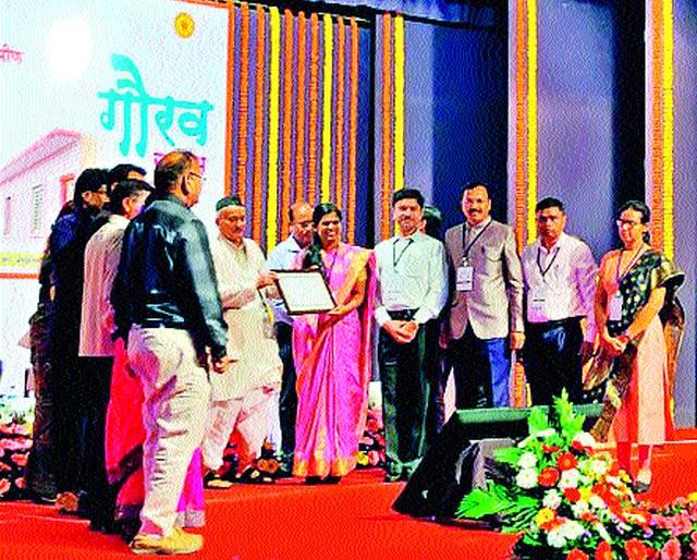 Gharkul Yojana Award to Panchayat Samiti | पंचायत समितीला घरकुल योजनेचा पुरस्कार Gharkul Yojana Award to Panchayat Samiti | पंचायत समितीला घरकुल योजनेचा पुरस्कार