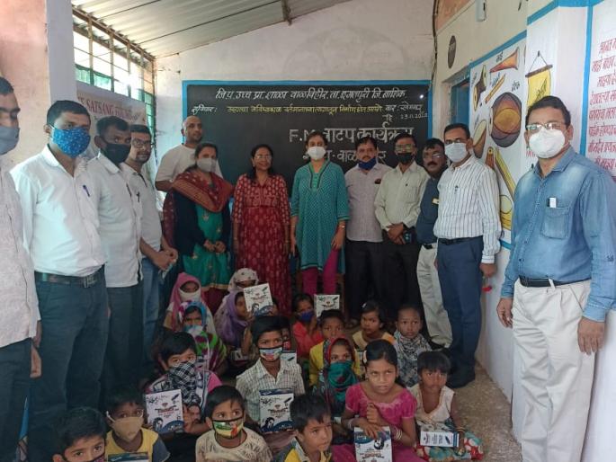 Distribution of radios to the students of Vaitarna Kendra | वैतरणा केंद्रातील विद्यार्थ्यांना रेडिओचे वाटप Distribution of radios to the students of Vaitarna Kendra | वैतरणा केंद्रातील विद्यार्थ्यांना रेडिओचे वाटप