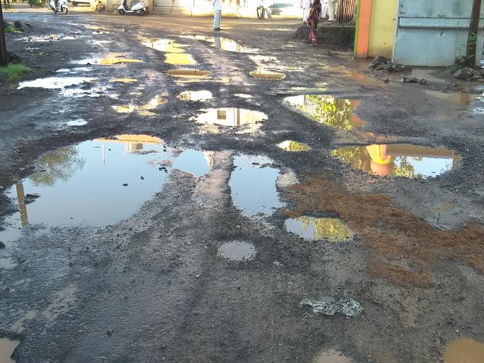 Varkheda-Kadava road sieve | वरखेडा-कादवा रस्त्याची चाळण Varkheda-Kadava road sieve | वरखेडा-कादवा रस्त्याची चाळण