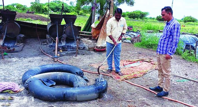 big news; The tubes of hand-baked liquor hidden in the farm were taken out by the police | मोठी बातमी; शेततळ्यात लपविलेले हातभट्टी दारूचे टयुब पाण्यात उतरून पोलिसांनी काढले