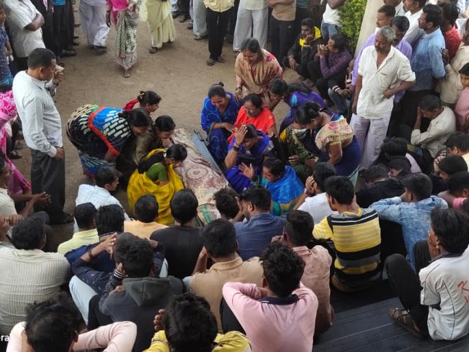 Tenth student dies of poisoning | विषबाधा झालेल्या दहावीतील विद्यार्थीनीचा मृत्यु Tenth student dies of poisoning | विषबाधा झालेल्या दहावीतील विद्यार्थीनीचा मृत्यु
