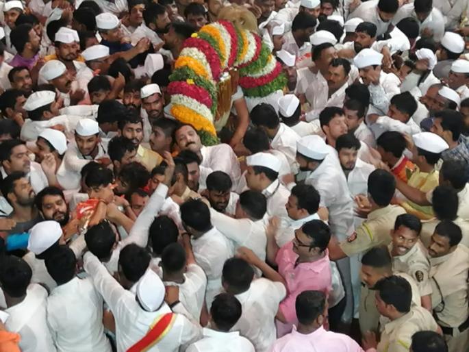 Lakhs of Vaishnav devotees named after the departure of Mauli Palkhi in Jayghosh | अलंकापुरीत लाखो वैष्णव भाविकांच्या नाम जयघोषात माऊलींच्या पालखी सोहळ्याचे प्रस्थान Lakhs of Vaishnav devotees named after the departure of Mauli Palkhi in Jayghosh | अलंकापुरीत लाखो वैष्णव भाविकांच्या नाम जयघोषात माऊलींच्या पालखी सोहळ्याचे प्रस्थान