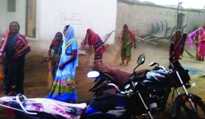 Village cleaning campaing by women in Washim District | दर एकादशीला महिलांकडून ग्रामसफाईचे ‘व्रत’!