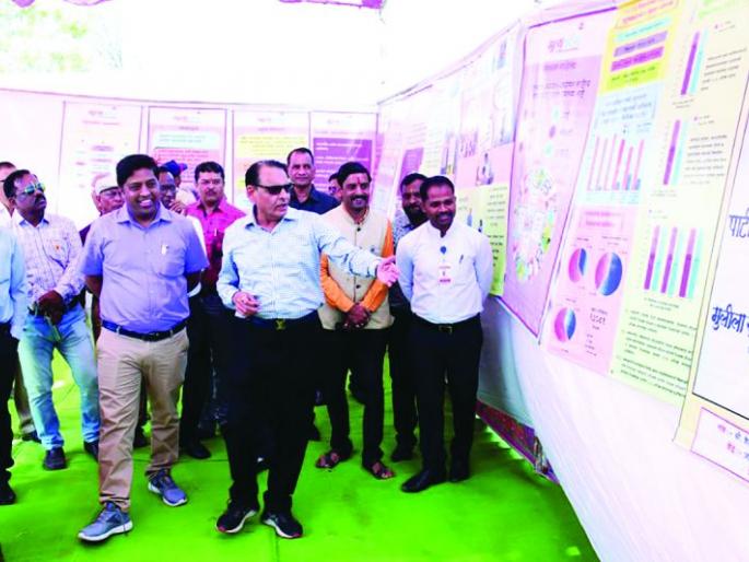 Exhibition of 5,000 paintings from 36 districts started in Washim | ३६ जिल्ह्यांमधील ५ हजार चित्रांच्या प्रदर्शनास वाशिममध्ये प्रारंभ Exhibition of 5,000 paintings from 36 districts started in Washim | ३६ जिल्ह्यांमधील ५ हजार चित्रांच्या प्रदर्शनास वाशिममध्ये प्रारंभ