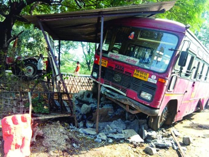 Bad buses are getting fatal! | नादुरुस्त बस ठरताहेत जीवघेण्या! Bad buses are getting fatal! | नादुरुस्त बस ठरताहेत जीवघेण्या!