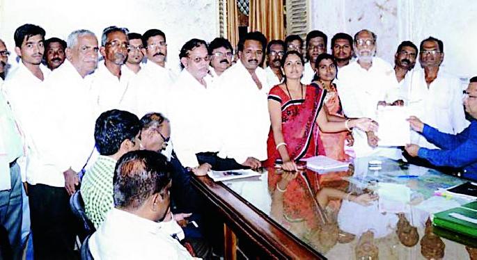 Give the remuneration for the remaining agricultural land | उरलेल्या शेतजमिनीच्या तुकड्यांचा मोबदला द्या Give the remuneration for the remaining agricultural land | उरलेल्या शेतजमिनीच्या तुकड्यांचा मोबदला द्या