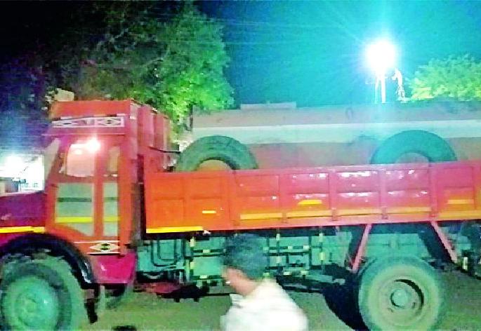 Tanker crashed biker driver | टँकरने दुचाकी चालकास चिरडले