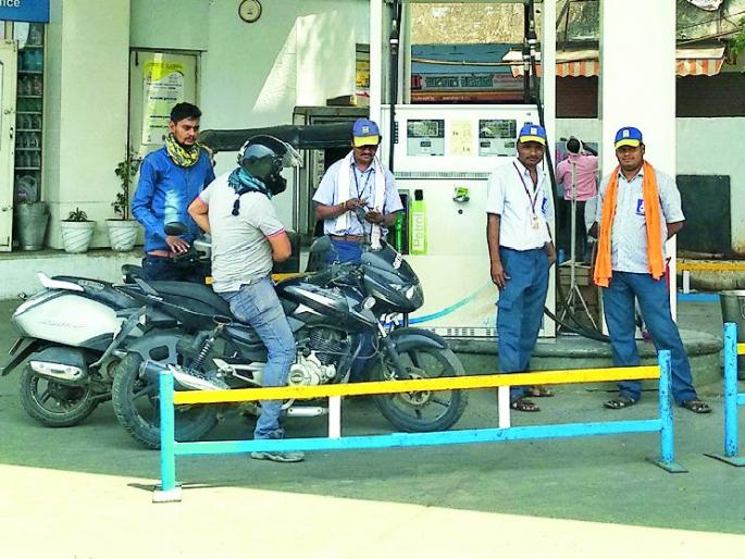 Gains up to Rs 9.25 in seven months | सात महिन्यांत वाढले ९.२५ रुपयांनी पेट्रोल Gains up to Rs 9.25 in seven months | सात महिन्यांत वाढले ९.२५ रुपयांनी पेट्रोल