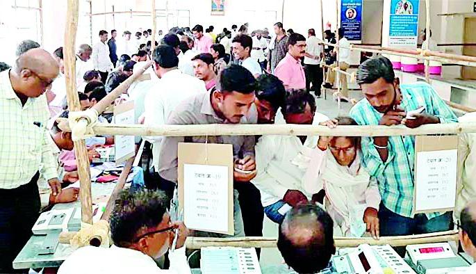 The existence of all the parties of the voters | मतदारांनी राखले सर्वच पक्षांचे अस्तित्व The existence of all the parties of the voters | मतदारांनी राखले सर्वच पक्षांचे अस्तित्व