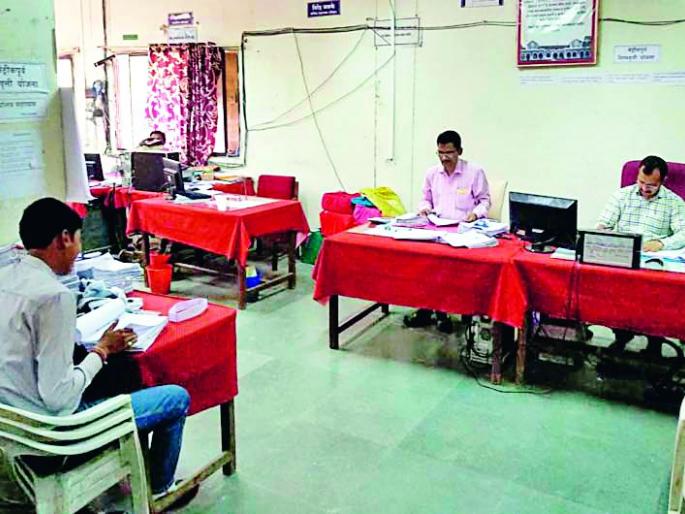 The government office is open on the holidays | सुटीच्या दिवशीही शासकीय कार्यालय उघडे