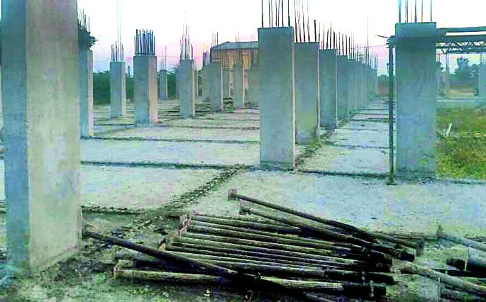 Five years of construction work | पाच वर्षांपासून बांधकाम कासवगतीने