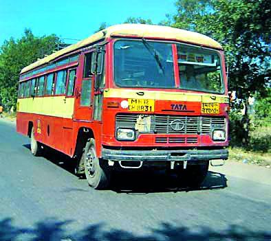 Parcel loads again on the employees | पार्सलचे ओझे पुन्हा कर्मचाऱ्यांवर Parcel loads again on the employees | पार्सलचे ओझे पुन्हा कर्मचाऱ्यांवर
