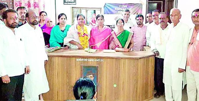 Jayashree Mokadam is unopposed as the city's president | आष्टीच्या नगराध्यक्षपदी जयश्री मोकदम अविरोध Jayashree Mokadam is unopposed as the city's president | आष्टीच्या नगराध्यक्षपदी जयश्री मोकदम अविरोध