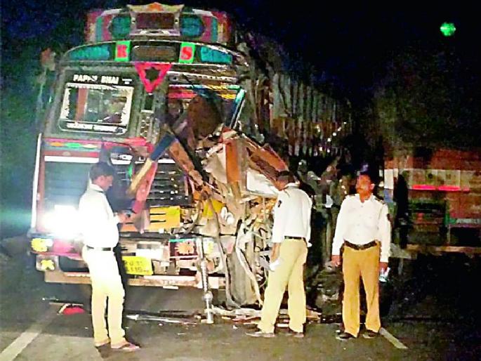 Two trucks hit; Carrier seriously injured | दोन ट्रकची धडक; वाहक गंभीर जखमी Two trucks hit; Carrier seriously injured | दोन ट्रकची धडक; वाहक गंभीर जखमी