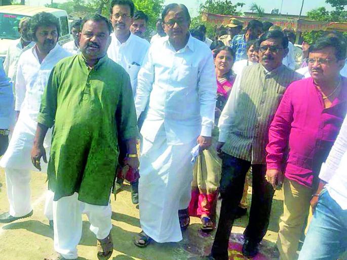 P. Chidambaram knew that the problems of Madanwasi Dattakagram | पी. चिदंबरम यांनी जाणल्या दत्तकग्राम मदनीवासीयांच्या समस्या P. Chidambaram knew that the problems of Madanwasi Dattakagram | पी. चिदंबरम यांनी जाणल्या दत्तकग्राम मदनीवासीयांच्या समस्या