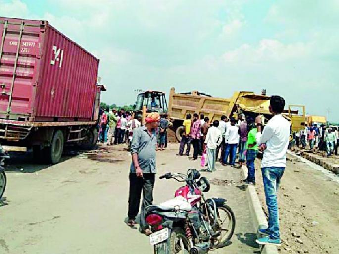 Tipper-Trailer faces face to face; One killed | टिप्पर-ट्रेलरची समोरासमोर धडक; एक ठार Tipper-Trailer faces face to face; One killed | टिप्पर-ट्रेलरची समोरासमोर धडक; एक ठार