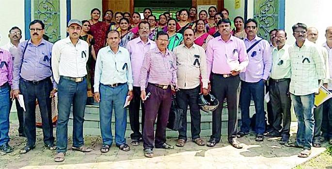 The prohibition of government policies by using black racks | काळ्या फिती लावून शासकीय धोरणांचा निषेध