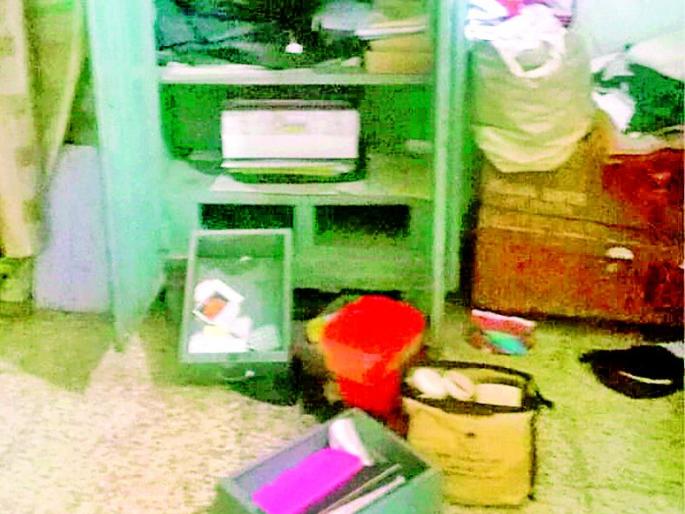 Three houses scattered by thieves | चोरट्यांनी फोडली तीन घरे Three houses scattered by thieves | चोरट्यांनी फोडली तीन घरे