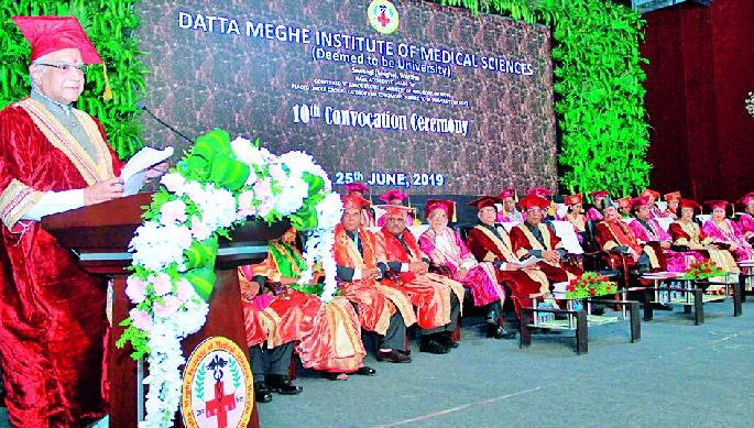 Accepting the simplicity of Bapu while giving dimension to dreams | स्वप्नांना आयाम देताना बापूंचा साधेपणा स्वीकारा