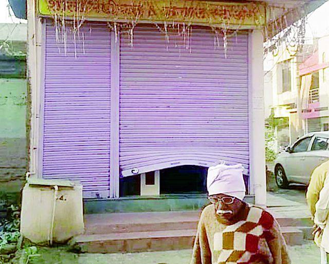 The six shops that were closed in one night | एकाच रात्री फोडली सहा दुकाने The six shops that were closed in one night | एकाच रात्री फोडली सहा दुकाने