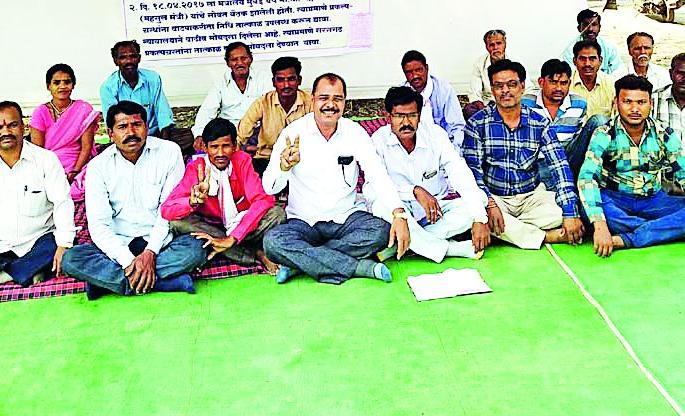 Damage to the dams before the District Collector | धरणग्रस्तांचे जिल्हाकचेरीपुढे धरणे Damage to the dams before the District Collector | धरणग्रस्तांचे जिल्हाकचेरीपुढे धरणे