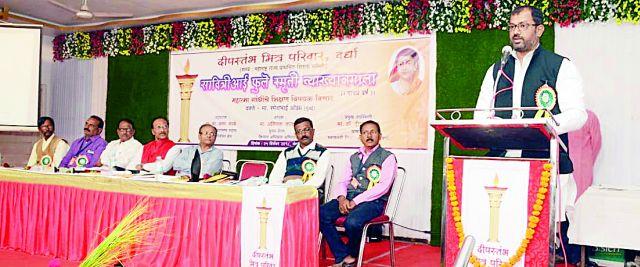 Gandhi's education ideas are inspirational for the universe | गांधींचे शिक्षणविषयक विचार विश्वासाठी प्रेरणादायी Gandhi's education ideas are inspirational for the universe | गांधींचे शिक्षणविषयक विचार विश्वासाठी प्रेरणादायी