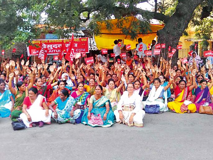 Movement of the anganwadi keys | अंगणवाडीच्या चाब्या घेत आंदोलन Movement of the anganwadi keys | अंगणवाडीच्या चाब्या घेत आंदोलन