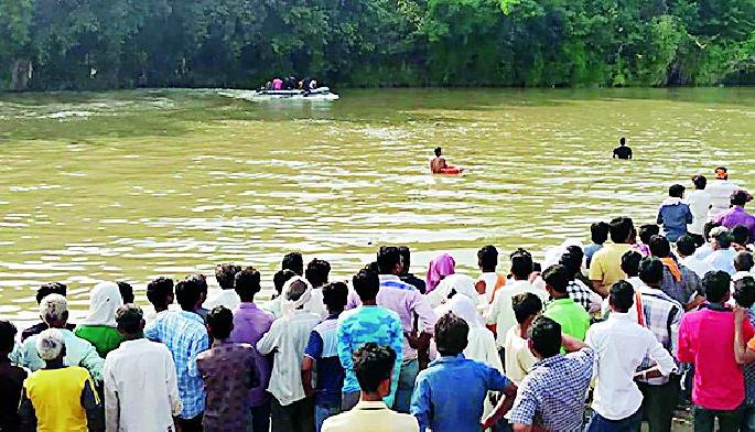 Accident due to sudden increase in river flow | नदीतील प्रवाह अचानक वाढल्याने घडली दुर्घटना