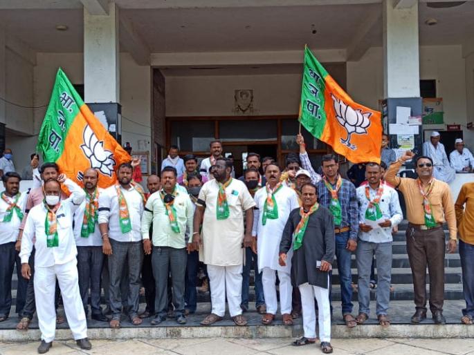 BJP protests in Yeola over Rane's arrest | राणेंना अटक प्रकरणी येवल्यात भाजपची निदर्शने BJP protests in Yeola over Rane's arrest | राणेंना अटक प्रकरणी येवल्यात भाजपची निदर्शने