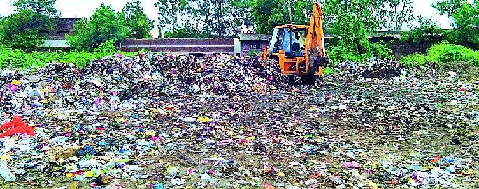 Preventing the breath of three thousand students and teaching them | तीन हजार विद्यार्थिनींचे श्वास रोखून विद्यार्जन