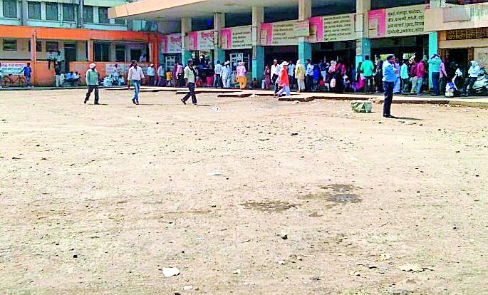Yavatmal bus station is full of platforms, filled with deposits | यवतमाळ बसस्थानकात प्लॅटफार्म रिकामे, आगार खचाखच भरलेले Yavatmal bus station is full of platforms, filled with deposits | यवतमाळ बसस्थानकात प्लॅटफार्म रिकामे, आगार खचाखच भरलेले