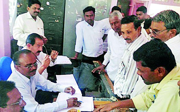 Saheb, do you think we're a thief? | साहेब, आम्हाला चोर समजता काय ? Saheb, do you think we're a thief? | साहेब, आम्हाला चोर समजता काय ?