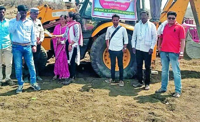 The pond mud in the fields of the poor | तलावातील गाळ बळीराजाच्या शेतात