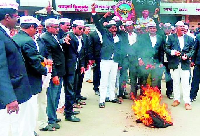 Maratha society brother attacked in Umarkhed | उमरखेडमध्ये मराठा समाज बांधव आक्रमक