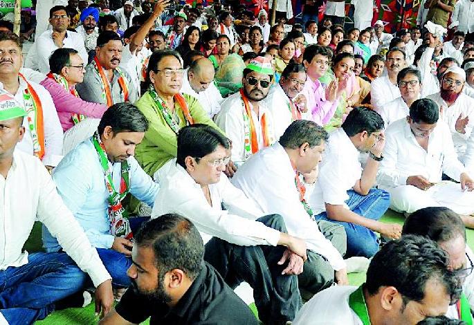 Congress, NCP's district take on cemeteries | काँग्रेस, राष्ट्रवादीचे जिल्हा कचेरीवर धरणे