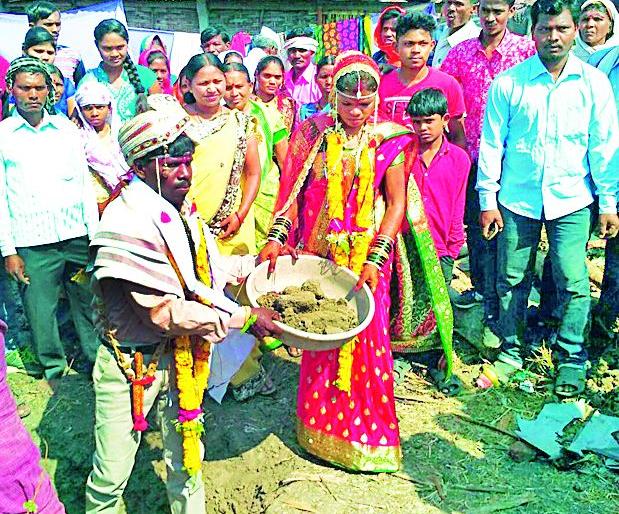 Shoshchaddha khanala mangalakaca home mining | मंगलाष्टकं संपताच घरी खणला शोषखड्डा Shoshchaddha khanala mangalakaca home mining | मंगलाष्टकं संपताच घरी खणला शोषखड्डा