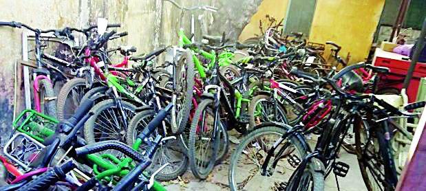 33 bicycles stolen from hunger | भुकेपोटी चोरल्या ३३ सायकली 33 bicycles stolen from hunger | भुकेपोटी चोरल्या ३३ सायकली
