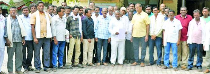 Growing farmers at the door of administration | होरपळलेले शेतकरी प्रशासनाच्या दारी Growing farmers at the door of administration | होरपळलेले शेतकरी प्रशासनाच्या दारी