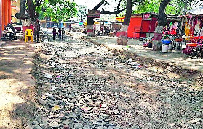 Dissent the devotees in the road running | रखडलेल्या रस्त्याने भाविकांना मनस्ताप Dissent the devotees in the road running | रखडलेल्या रस्त्याने भाविकांना मनस्ताप
