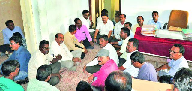 The teachers in the 'eo' room are stuck | ‘ईओं’च्या कक्षात शिक्षकांचा ठिय्या The teachers in the 'eo' room are stuck | ‘ईओं’च्या कक्षात शिक्षकांचा ठिय्या