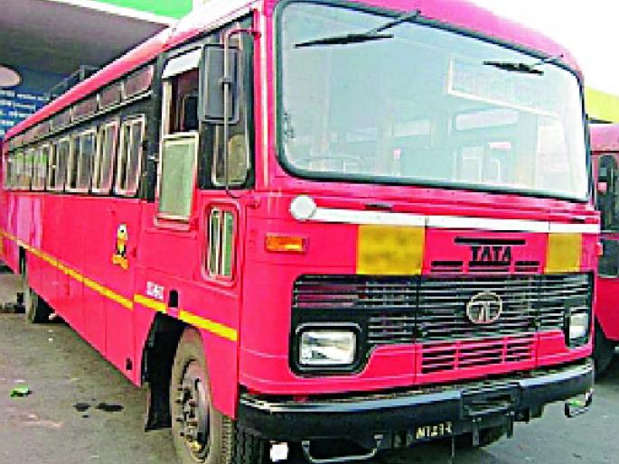 ST stopped after diesel ended | डिझेल संपल्याने एसटी थांबली ST stopped after diesel ended | डिझेल संपल्याने एसटी थांबली