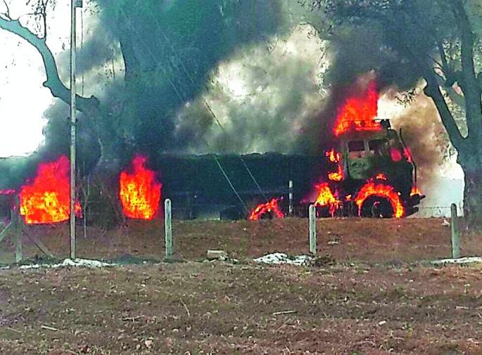 A truck ran near the kinhala | किन्हाळाजवळ धावता ट्रक पेटला