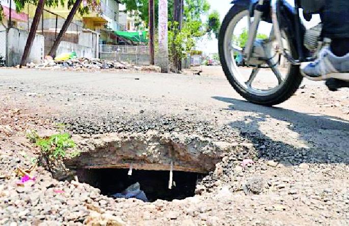 Roadmakers even after spending millions of rupees | लाखोंच्या खर्चानंतरही रस्ते खिळखिळे Roadmakers even after spending millions of rupees | लाखोंच्या खर्चानंतरही रस्ते खिळखिळे