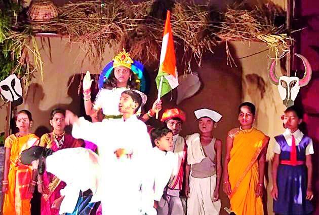 All spellbound in the acting of the tongs | चिमुकल्यांच्या अभिनयाने सारेच मंत्रमुग्ध All spellbound in the acting of the tongs | चिमुकल्यांच्या अभिनयाने सारेच मंत्रमुग्ध