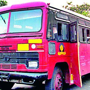 The driver had to get out of the bus | चालकाला काढावी लागली बसमध्ये रात्र The driver had to get out of the bus | चालकाला काढावी लागली बसमध्ये रात्र