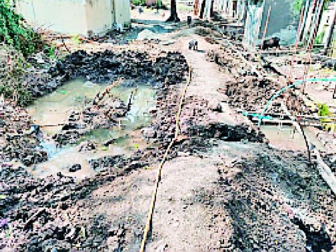 Flowing tap water at a distance from the authority | प्राधिकरणापासून हाकेच्या अंतरावर नळाच्या पाण्याची वाहतेय गंगा Flowing tap water at a distance from the authority | प्राधिकरणापासून हाकेच्या अंतरावर नळाच्या पाण्याची वाहतेय गंगा