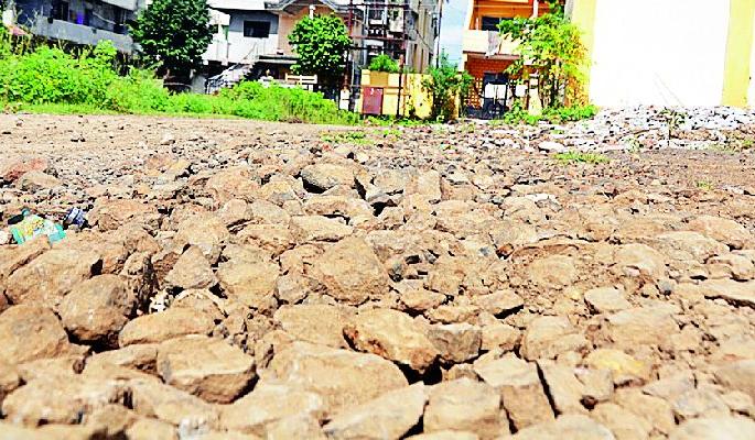 Pits on the road in Yavatmal or a road in a pit? | यवतमाळात रस्त्यावर खड्डे की खड्ड्यात रस्ता ?